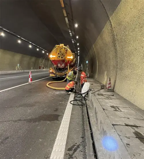 通城隧道排水渠清淤